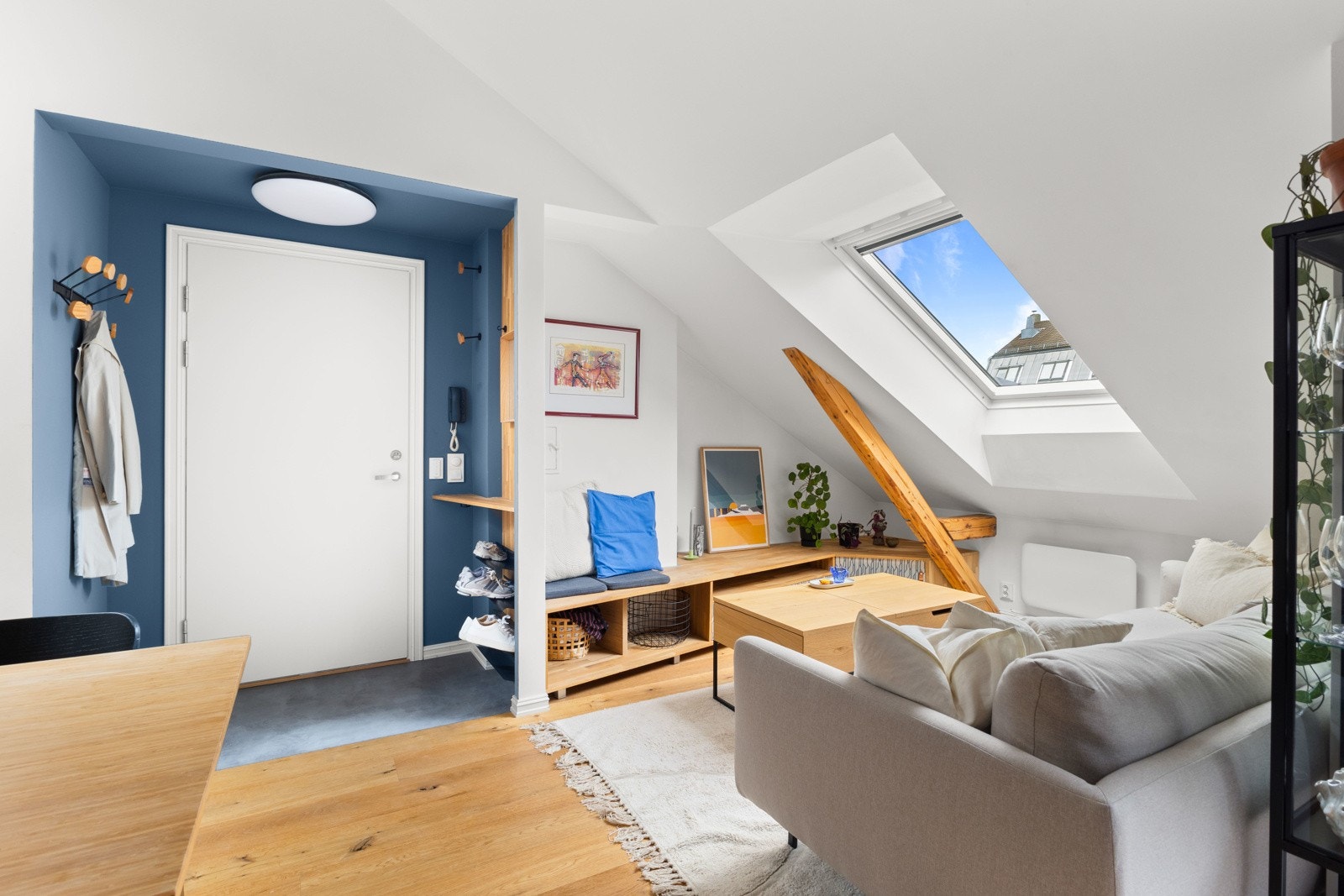 Boligen har en romslig entré med plass til å henge fra seg klær og sette fra seg sko Galleribilde