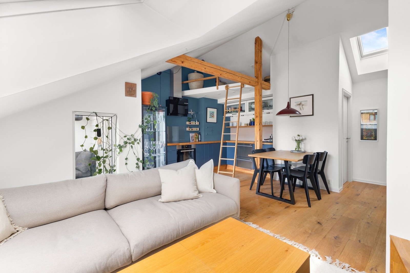 Maksymilian Kita v/ PrivatMegleren Grünerløkka har gleden av å presenter en gjennomført 3-roms loftsleilighet! Galleribilde