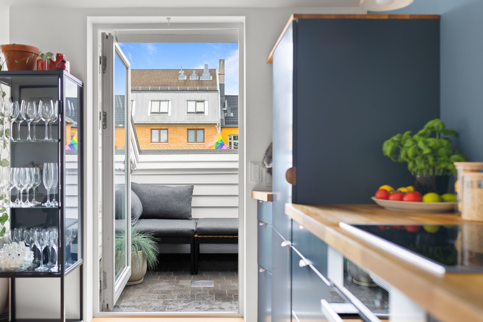Fra Stue/kjøkken er det utgang til en nordøst-vendt takterrasse på ca. 3 kvm, som vender mot rolig bakgård Galleribilde