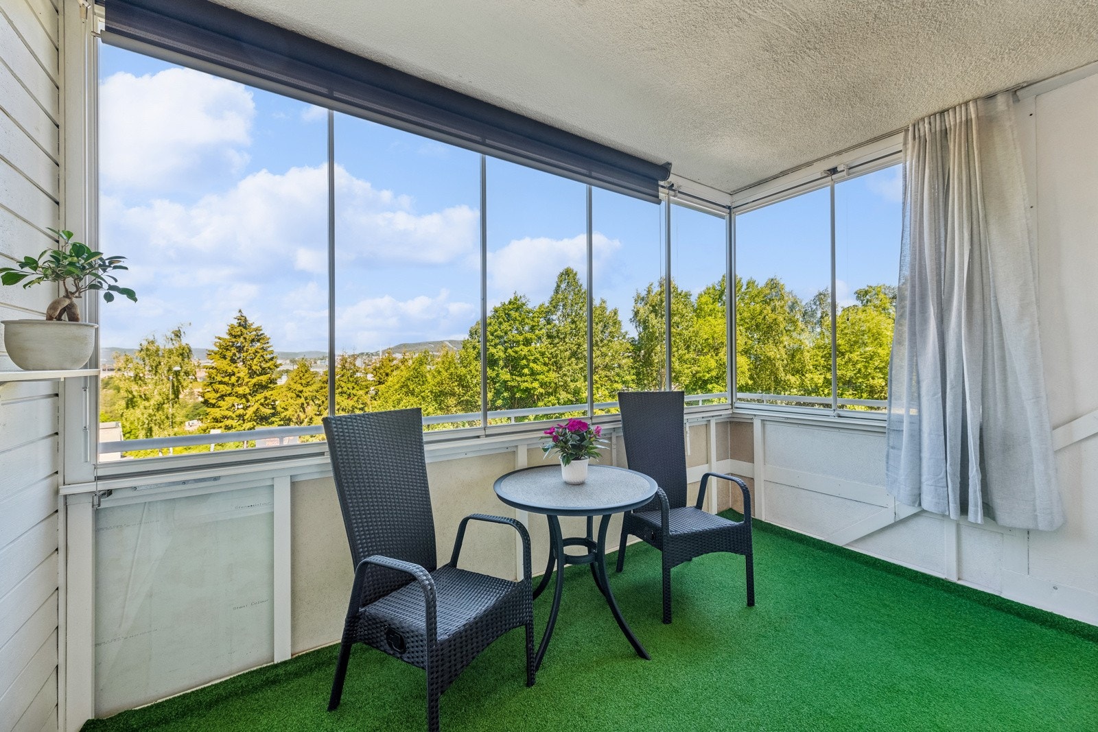 Balkongen er romslig og har gode solforhold med sen sol om sommeren Galleribilde