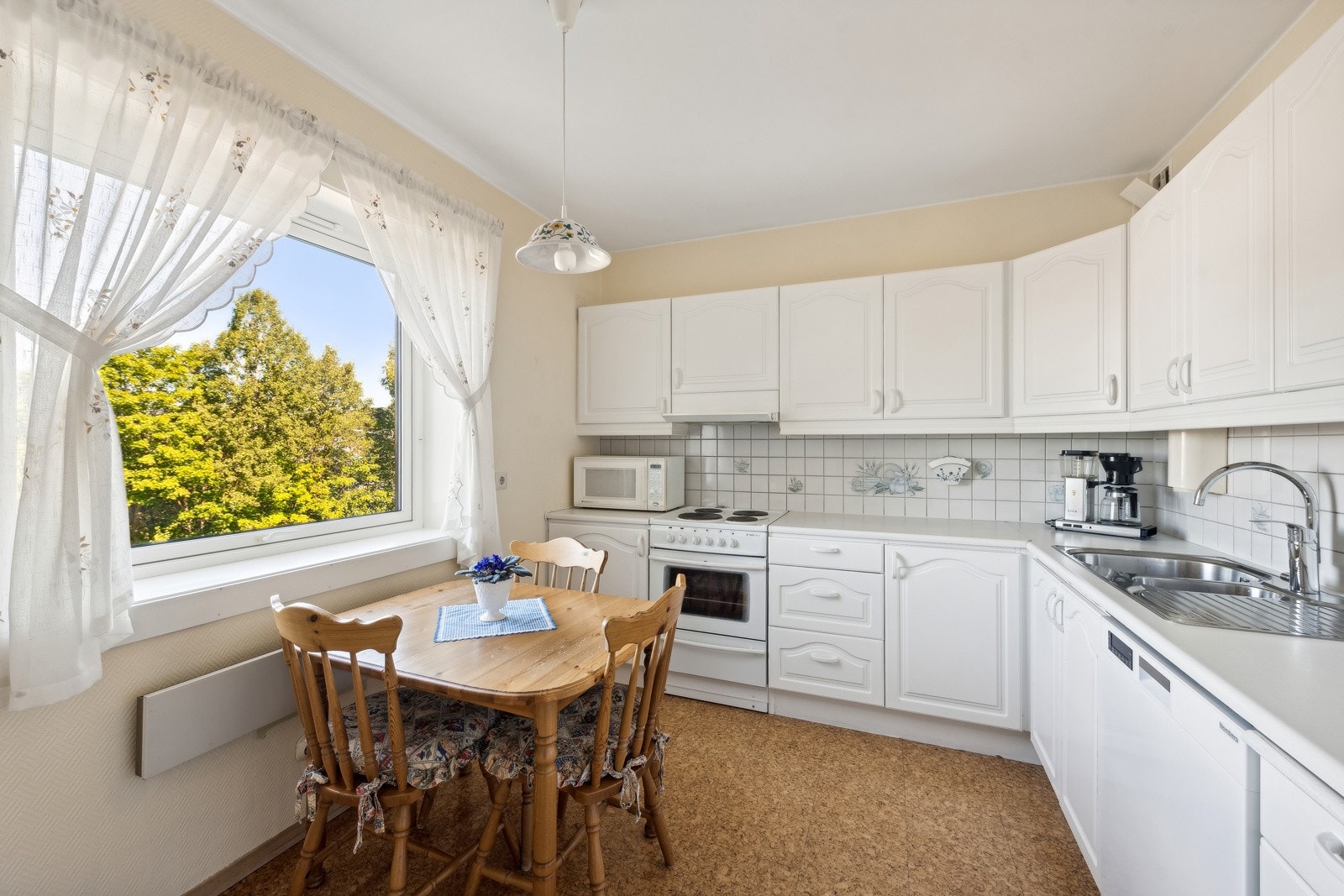 Hyggelig plass til spisebord ved vindu Galleribilde