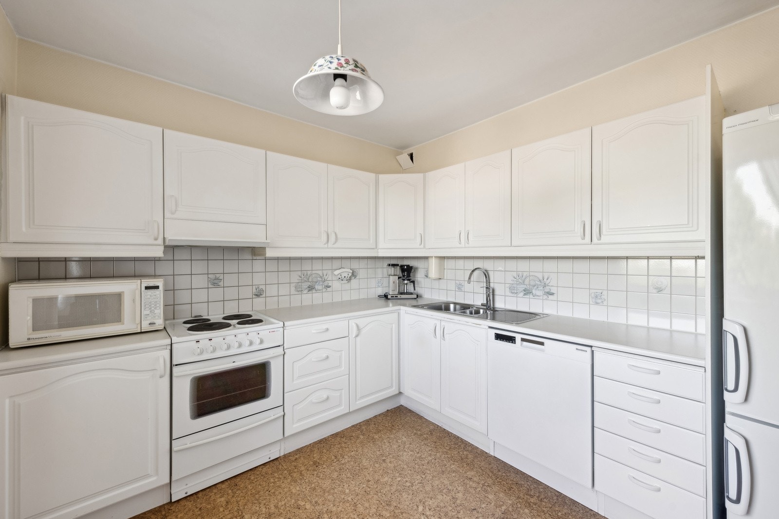 Separat kjøkken med god skapplass Galleribilde