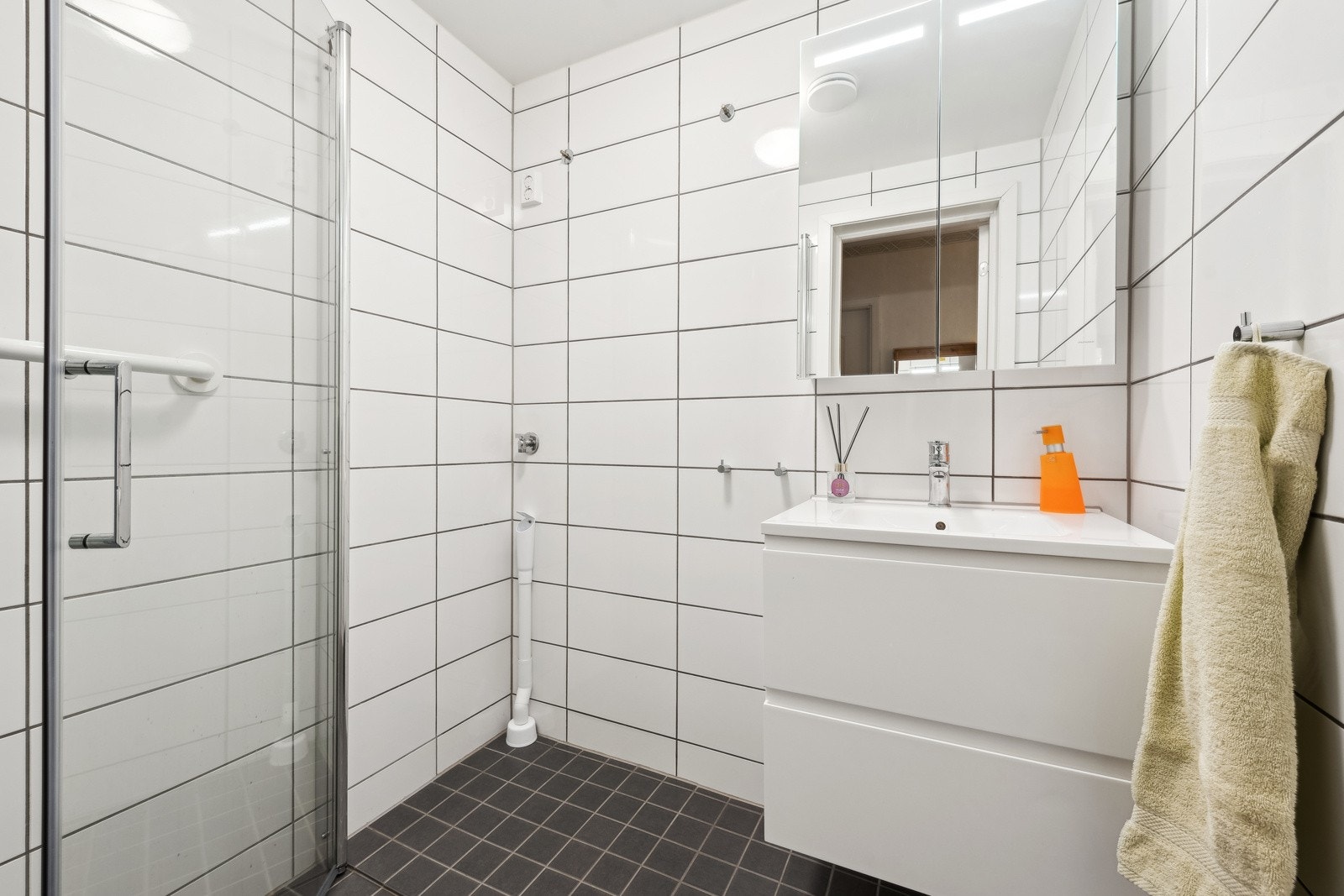 Pent, flislagt bad med varmekabler i gulv og opplegg for vaskemaskin - rehabilitert i regi av borettslaget i 2021/2022 Galleribilde