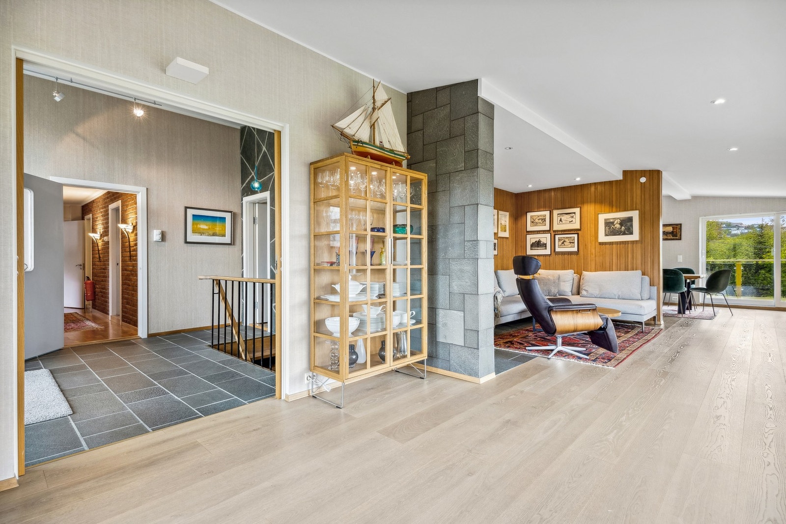 Den generøse takhøyden skaper en god romfølelse Galleribilde