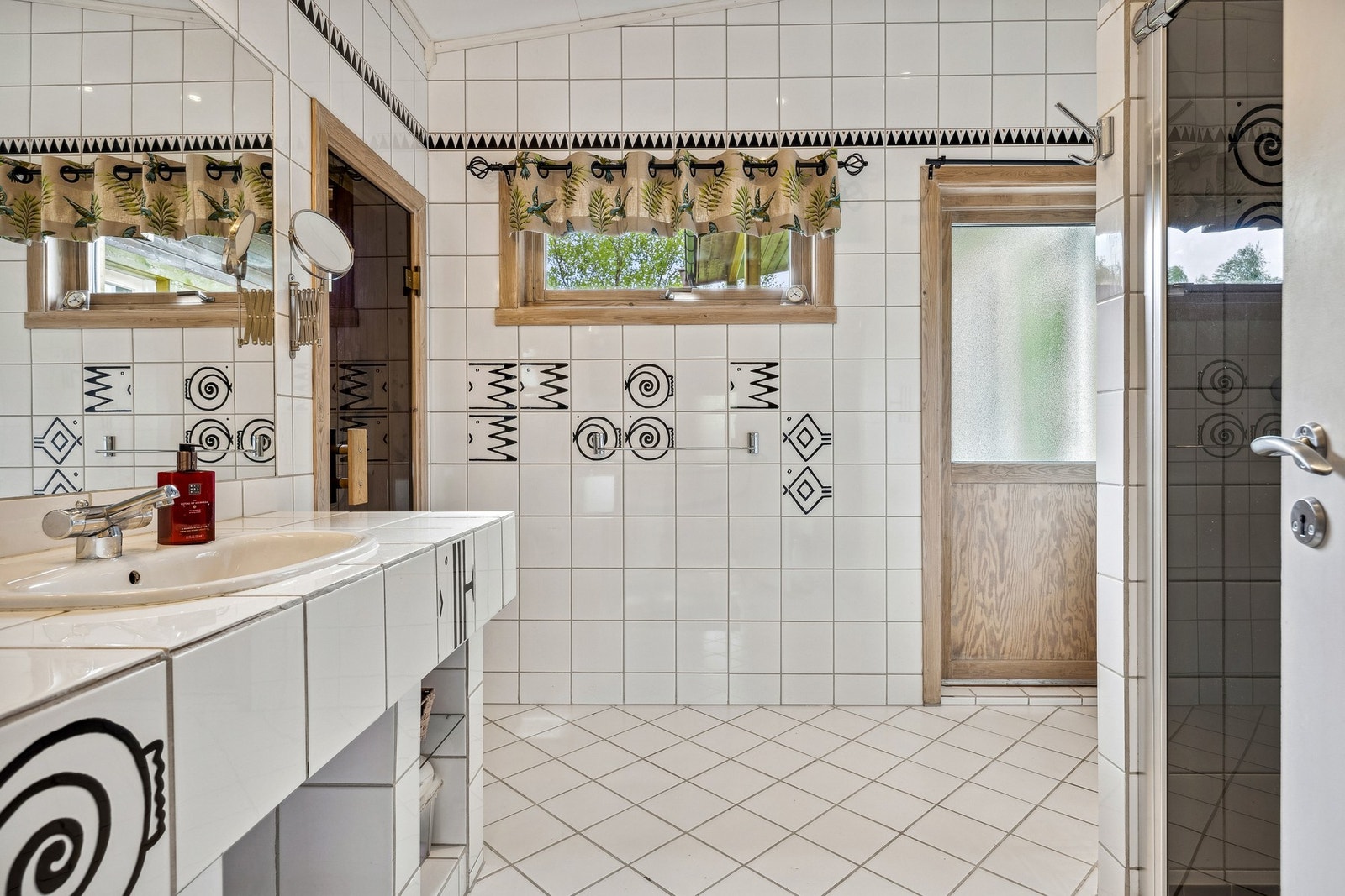 Et delikat bad fra ca 2000, med badstue og utgang til hagen hvor, det befinner seg flotte utearealer Galleribilde