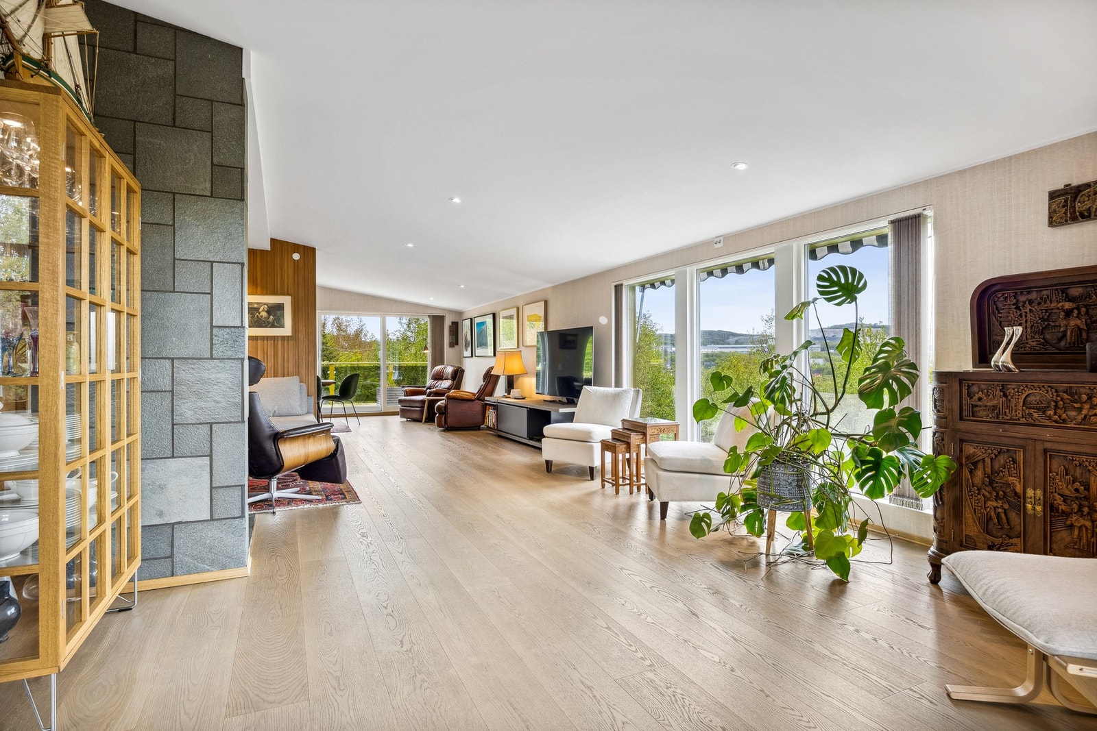 Legg merke til de store vindusflatene som slipper inn rikelig med naturlig lys Galleribilde