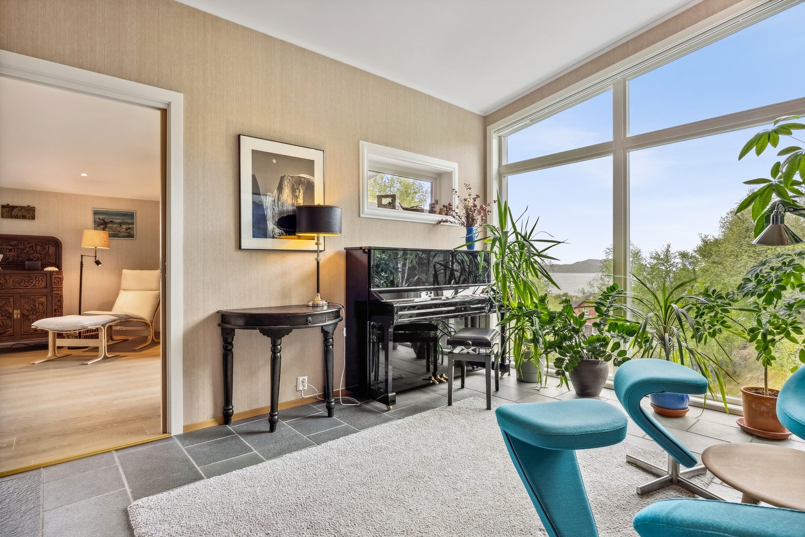 Fra dette rommet er det flott utsikt gjennom de store vinduene Galleribilde