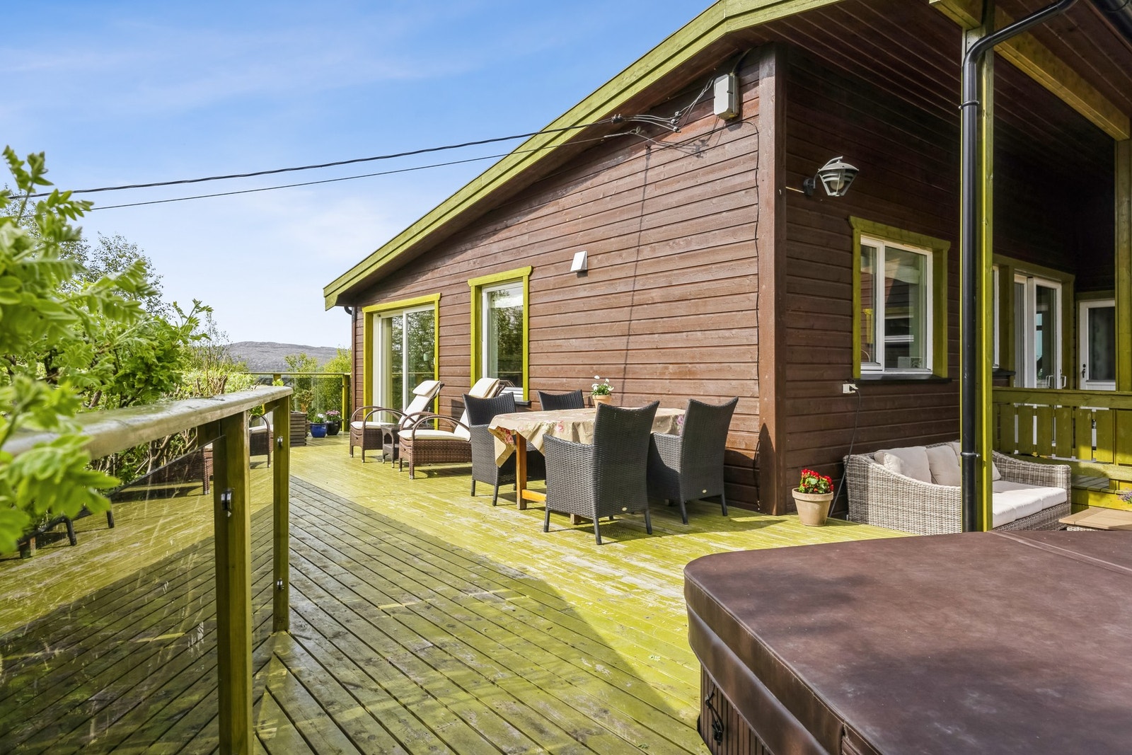 Det er opparbeidet flere uteplasser slik at du kan forflytte deg i forhold til vær og vind Galleribilde