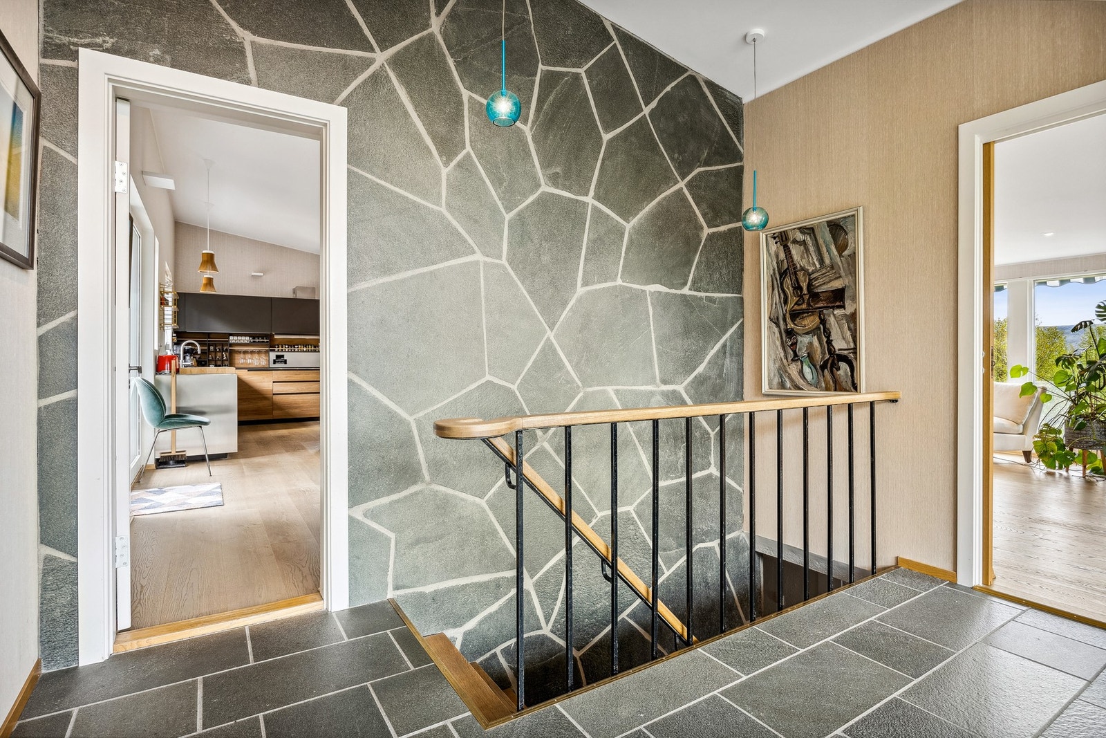 I hovedetasjen finner du blant annet et lekkert kjøkken, bad, romslig stue og 2 soverom Galleribilde