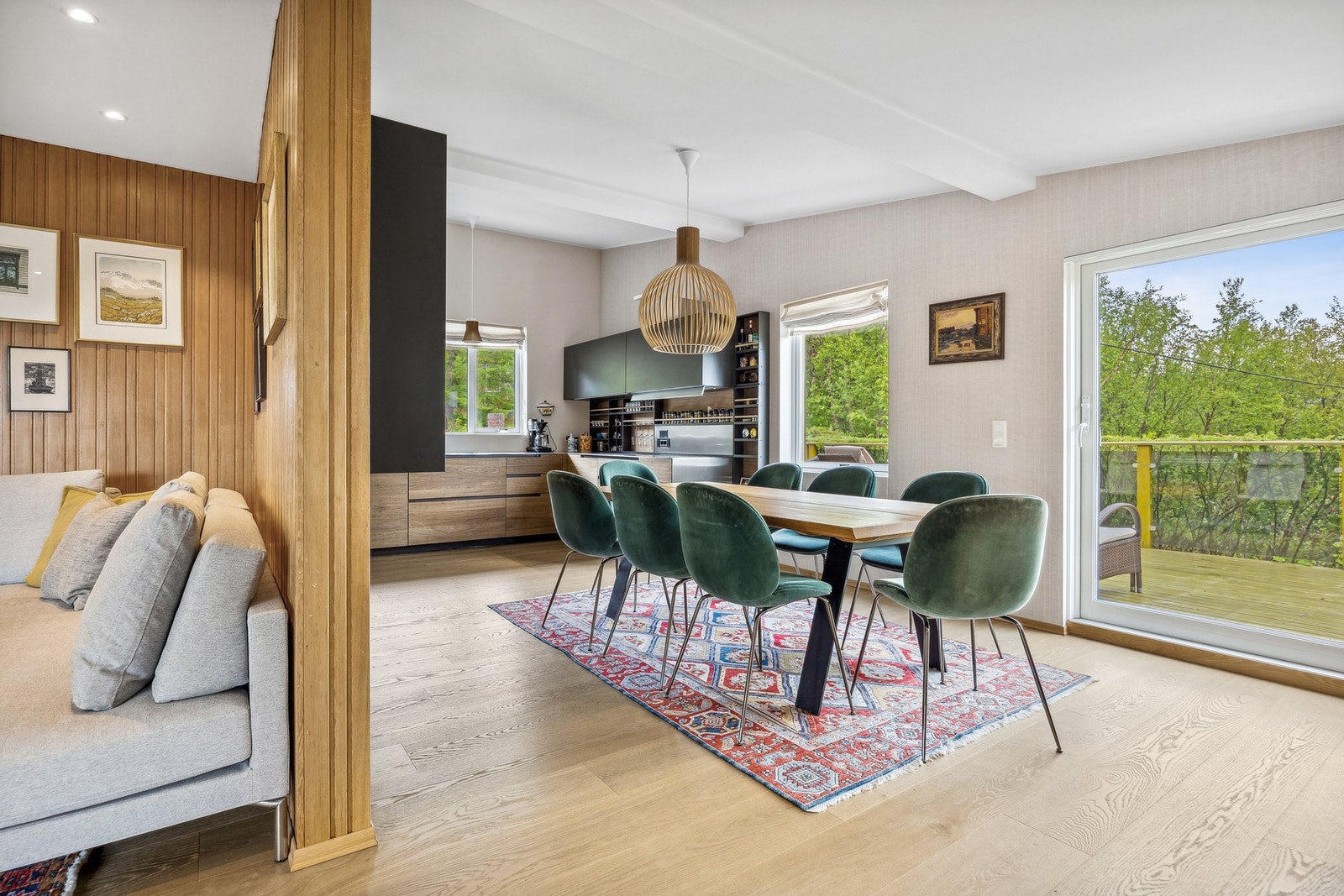 Spisestuen fungerer som et naturlig bindeledd mellom stuen og kjøkkenet Galleribilde