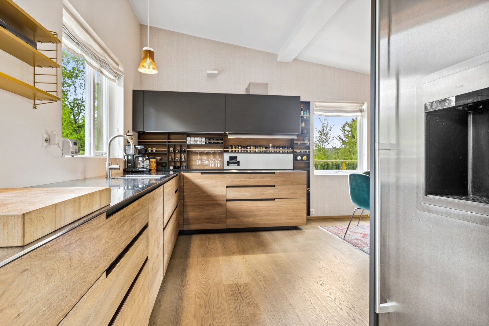 Lekker innredning fra Poliform og Barazza benkeplate Galleribilde