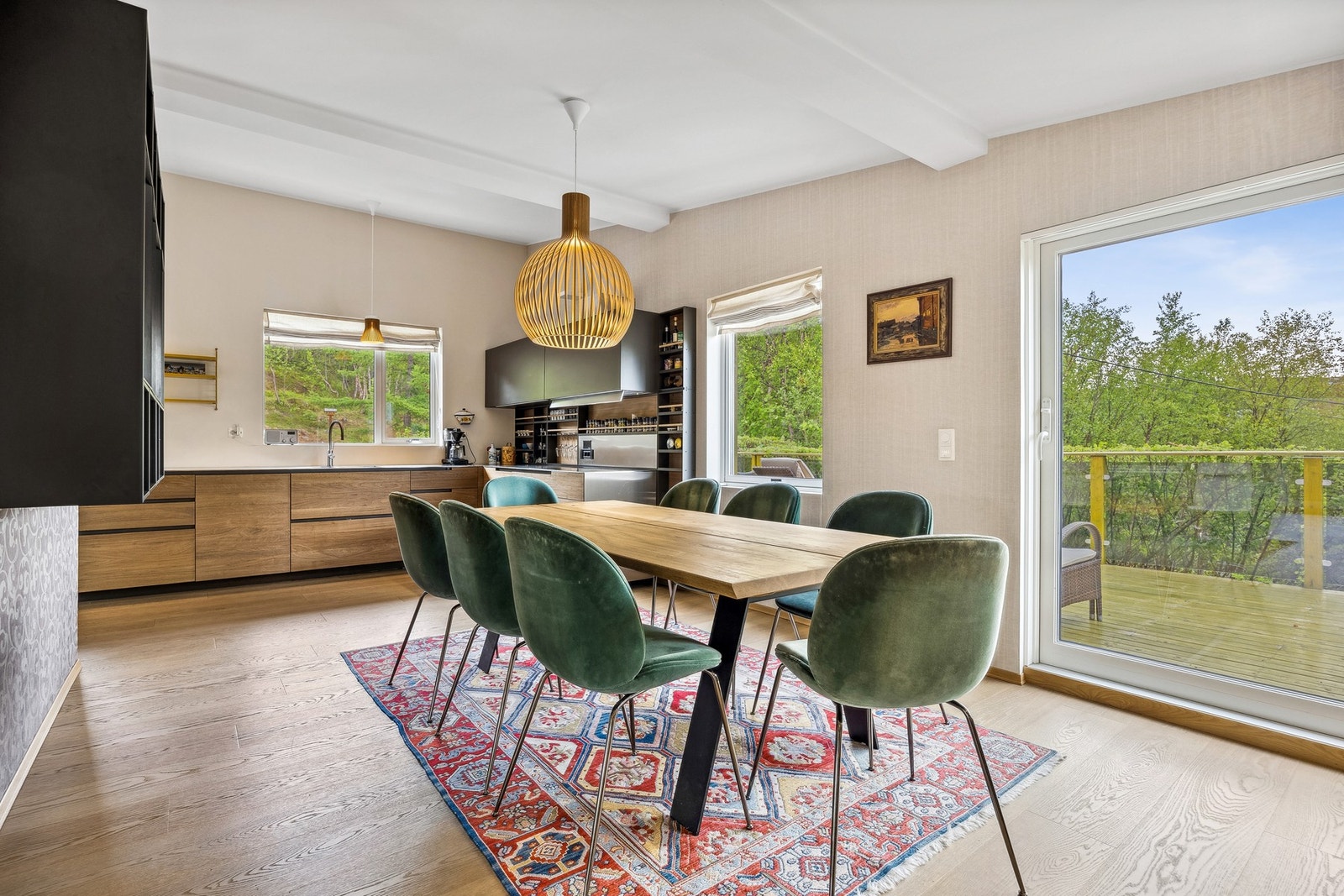 Spisestuen er nærliggende kjøkkenet, noe som gjør det enkelt å underholde gjestene mens man tilbereder måltidet Galleribilde