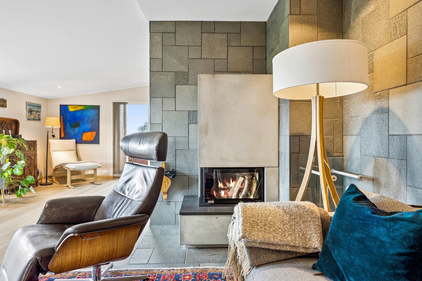 Vedovn med glassdør bidrar til en behagelig temperatur og en hyggelig atmosfære Galleribilde