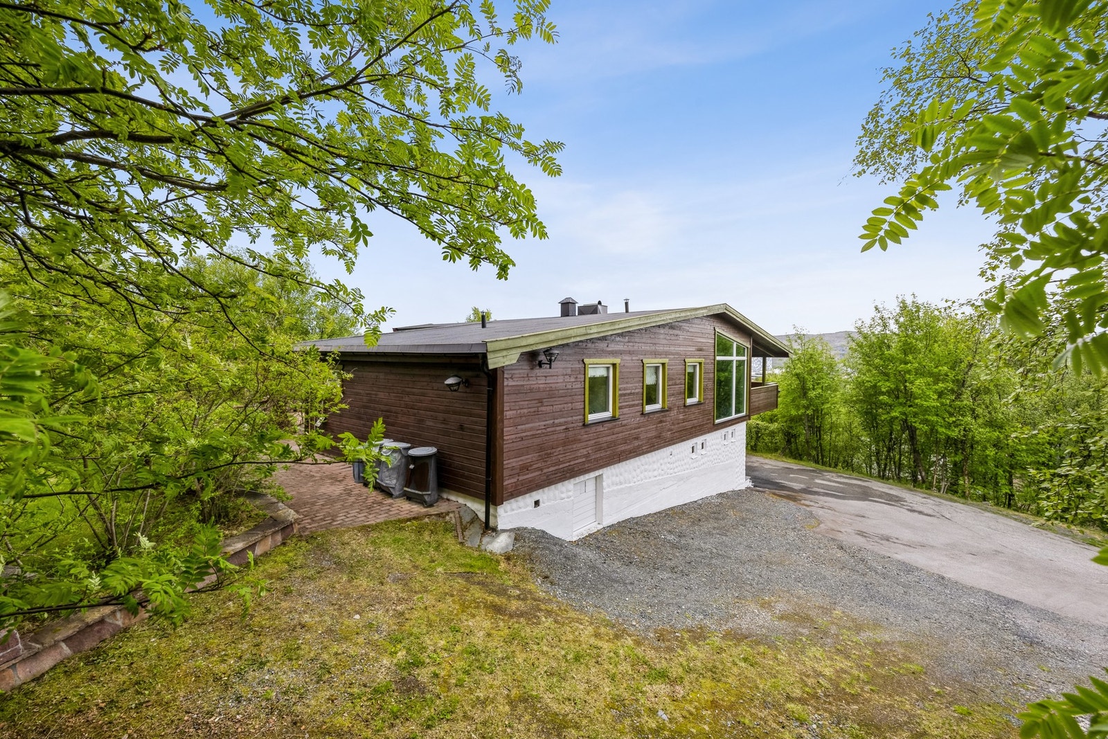 Det er godt med parkeringsplass på eiendommen Galleribilde