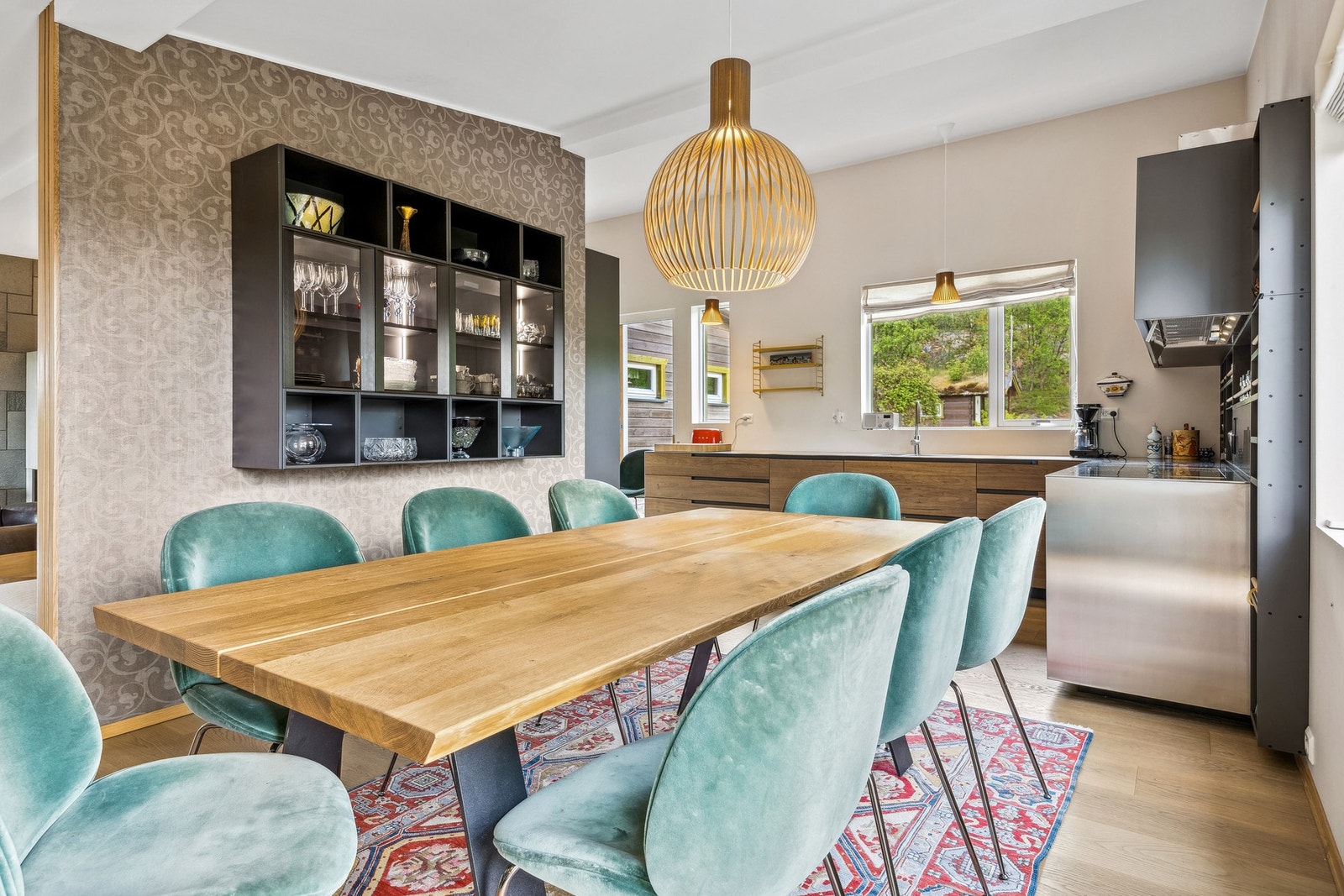 Kjøkkenet er godt utstyrt og innbyr til matlaging og hyggelige stunder Galleribilde