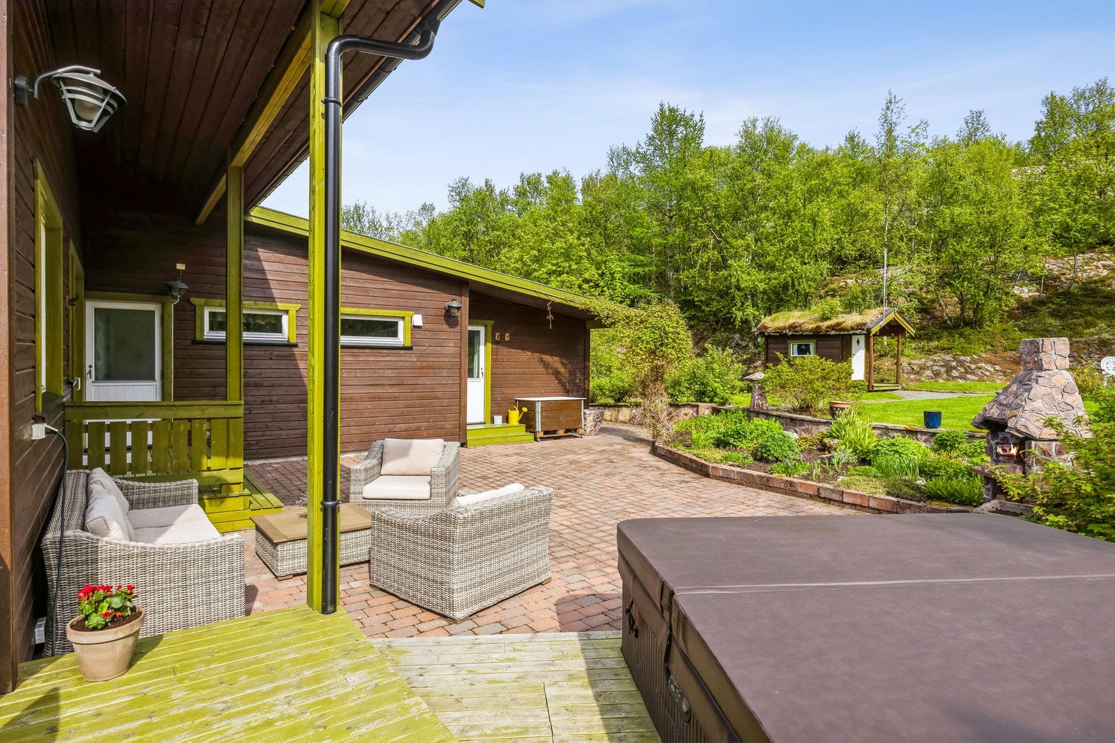 Utgang til uteplass både fra soverom og bad Galleribilde