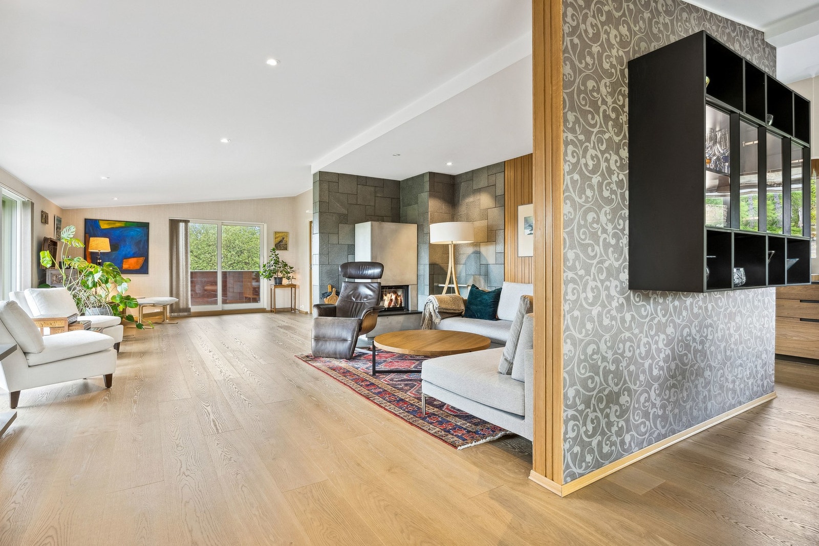 Stuen er svært romslig og har plass for flere sosiale soner Galleribilde