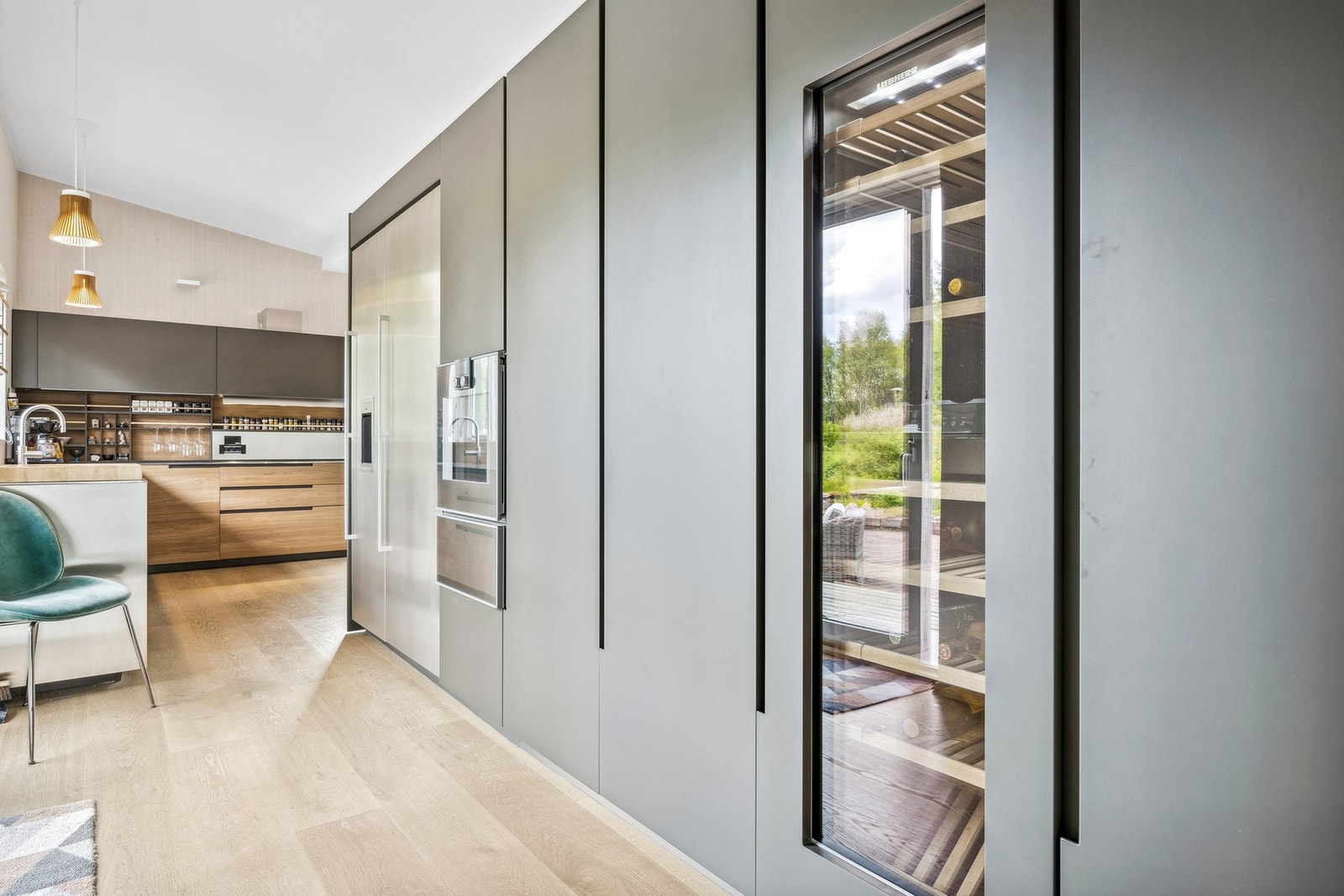 Kjøkkenet er utrustet med oppvaskmaskin, induksjonstopp, varmeskuff, stekeovn, kjøleskap, fryseskap med isbitmaskin og det meste er av fabrikkmerke Gaggenau. På kjøkkenet er det også vinskap fra Liebherr Galleribilde