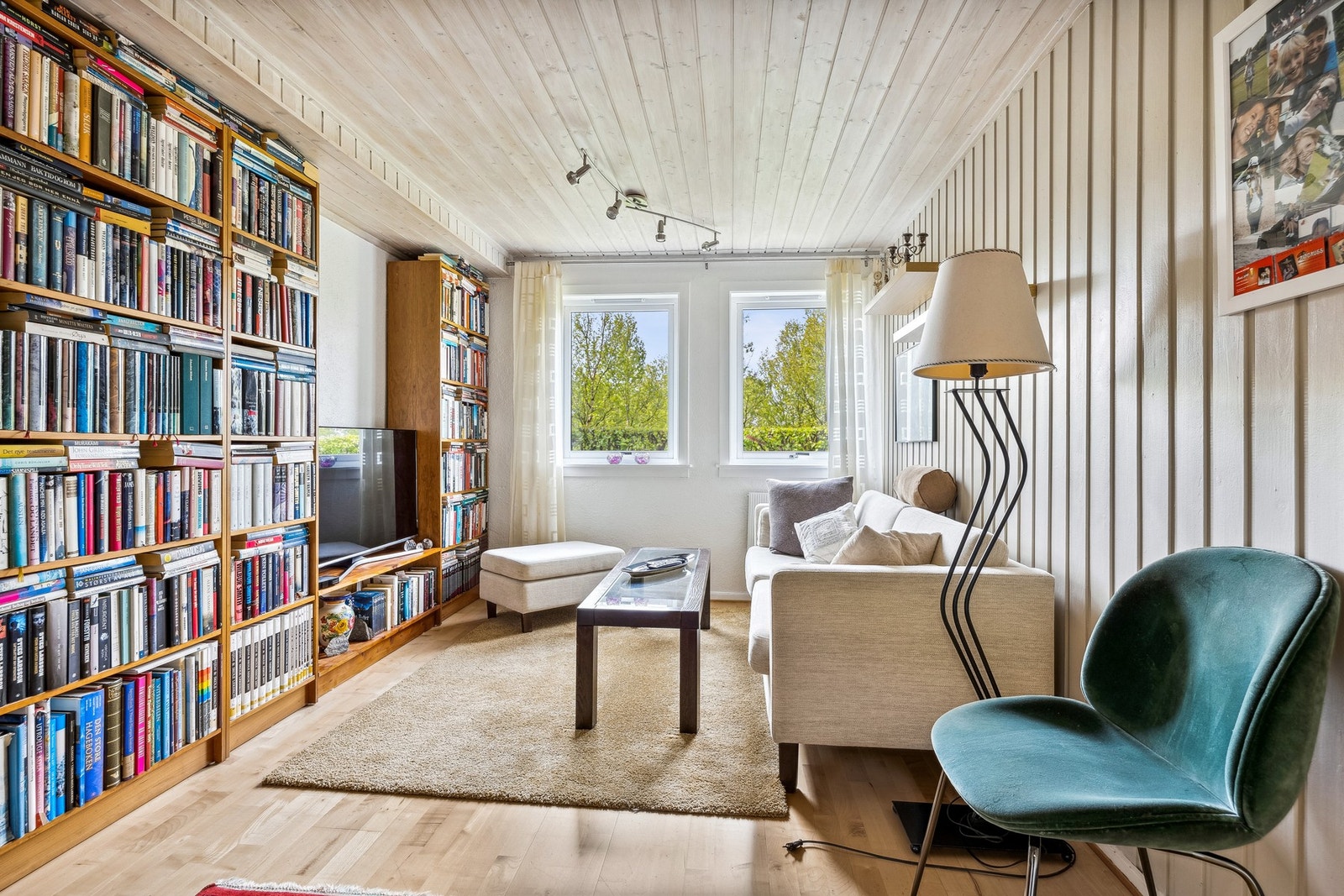 Kjellerstuen har panelte vegger og himling som skaper en lun atmosfære Galleribilde