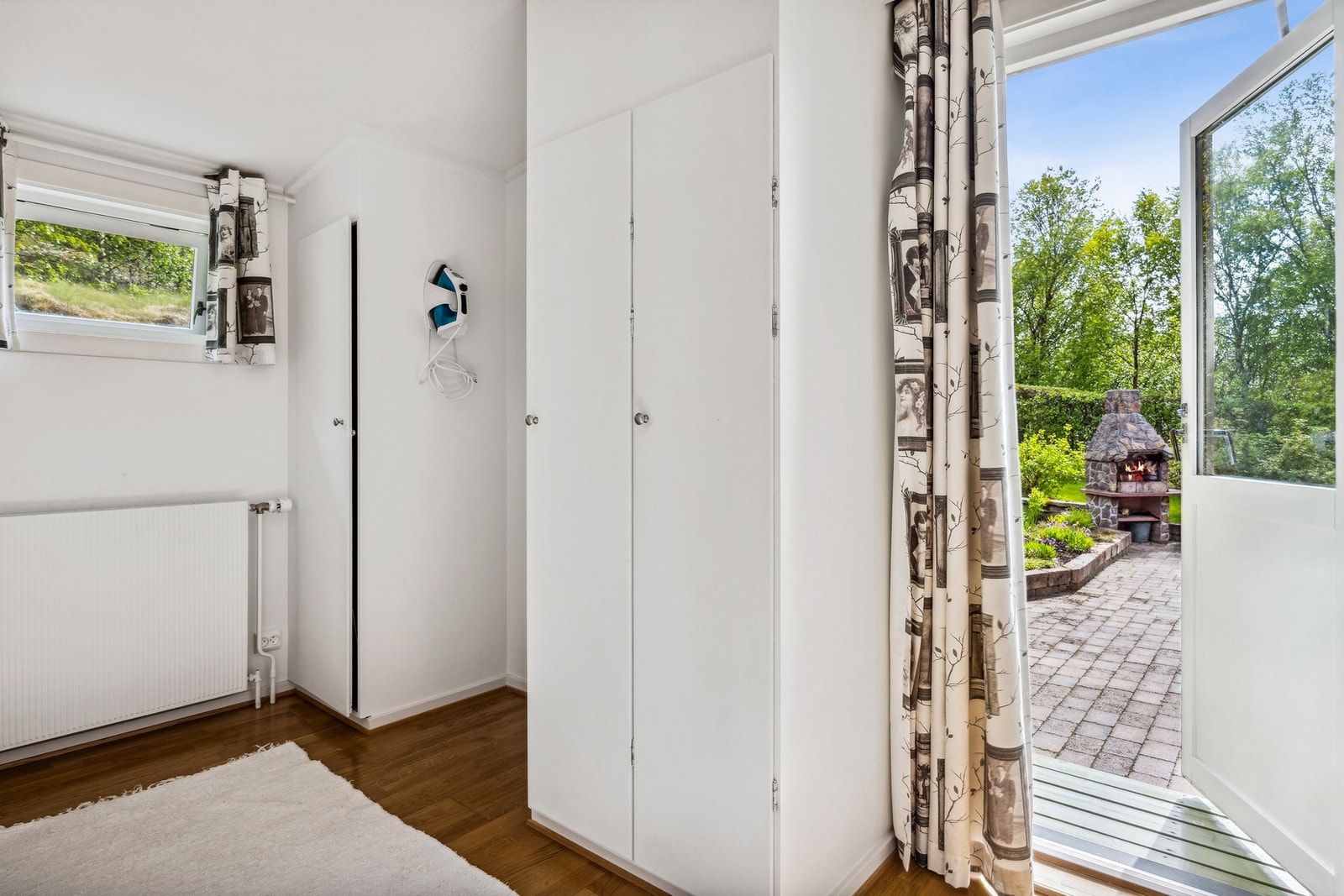 Fra hovedsoverommet har du direkte utgang til hagen Galleribilde