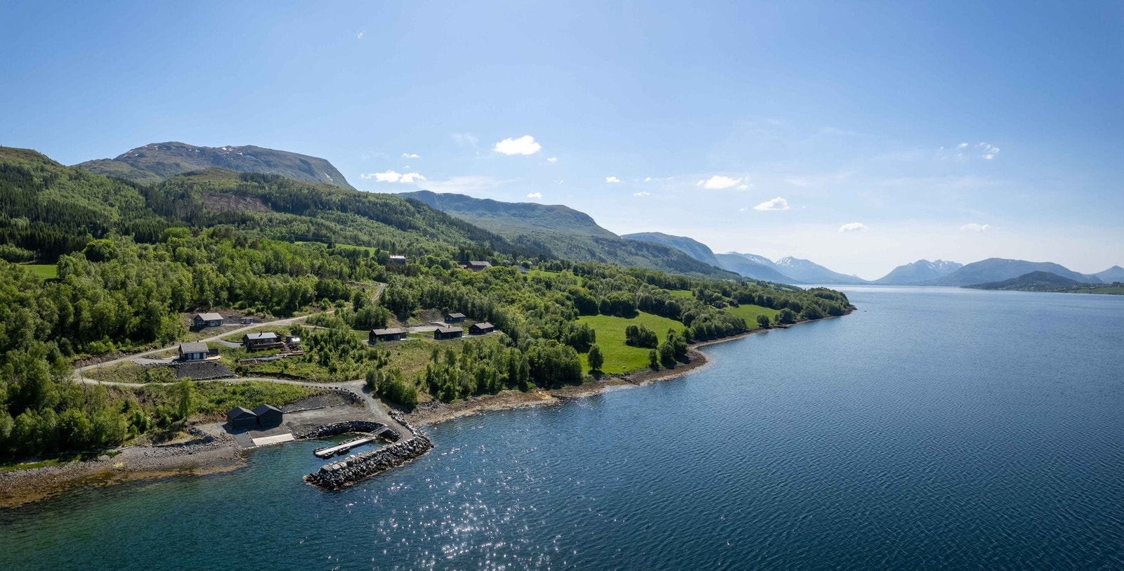 Dronefoto over tomteområdet mot Eide. Her går fjorden ut mot Atlanterhavsvegen Galleribilde