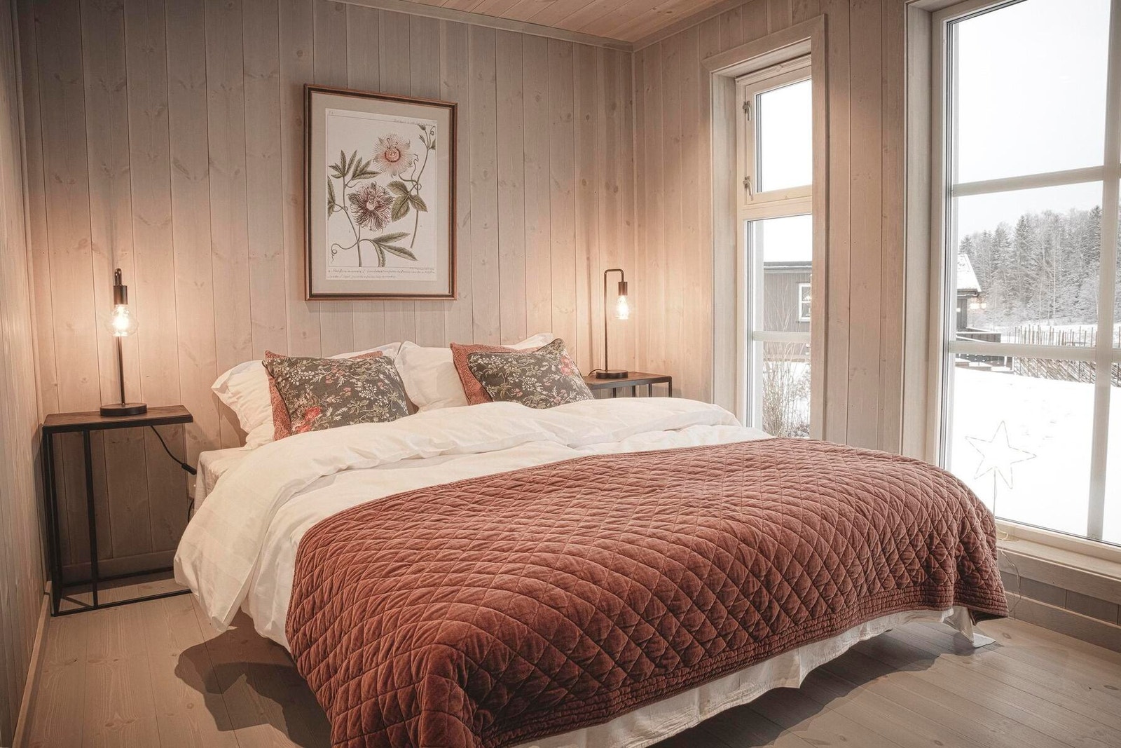 På hovedplan er det 2 gode soverom. Foto fra vår visningshytte på Hellerudsletta. Galleribilde