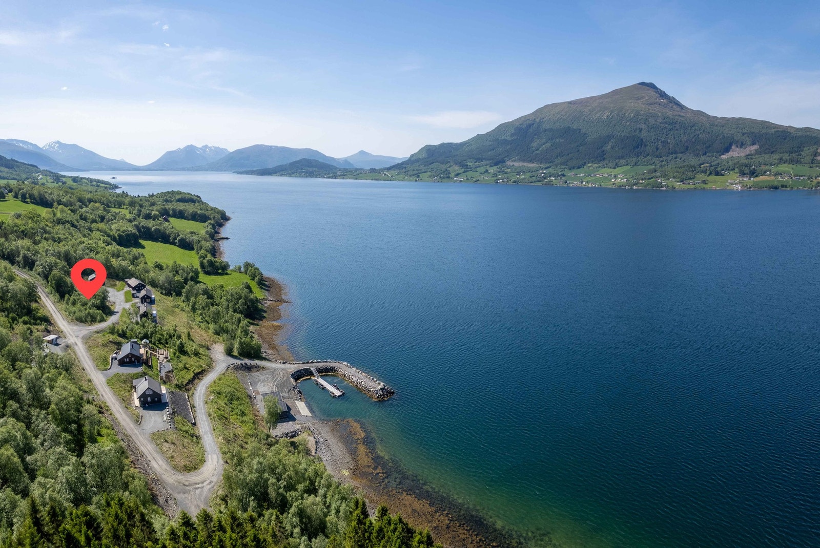 Flott beliggenhet! Dronefoto over tomteområdet mot Averøya og fjellet Mekknøken (751moh). Her går fjorden ut mot Eide og Atlanterhavsvegen Galleribilde