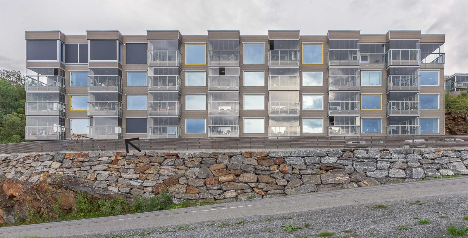 Leiligheten ligger i byggets første etasje. Galleribilde