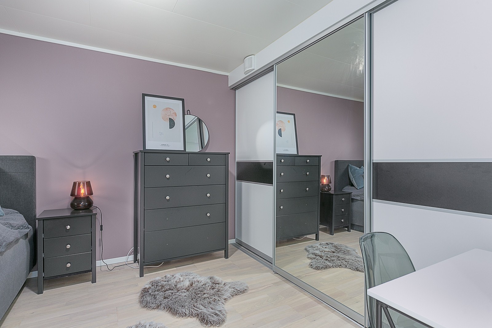 Hovedsoverom med skyvedørsgarderobe. Galleribilde