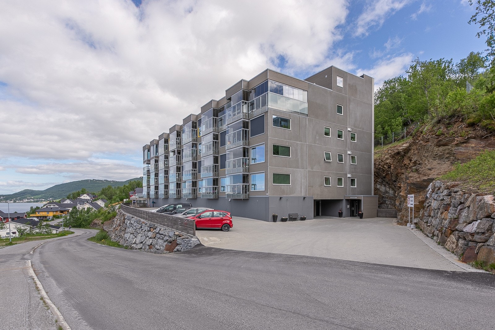 Inngangsparti med inngang til oppvarmet garasje. Galleribilde