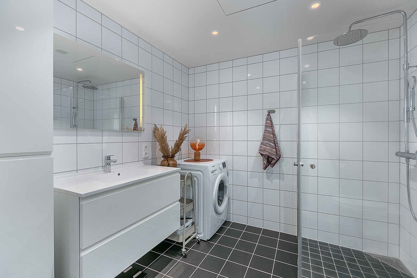 Flislagt bad med varmekabler i gulvet. Galleribilde