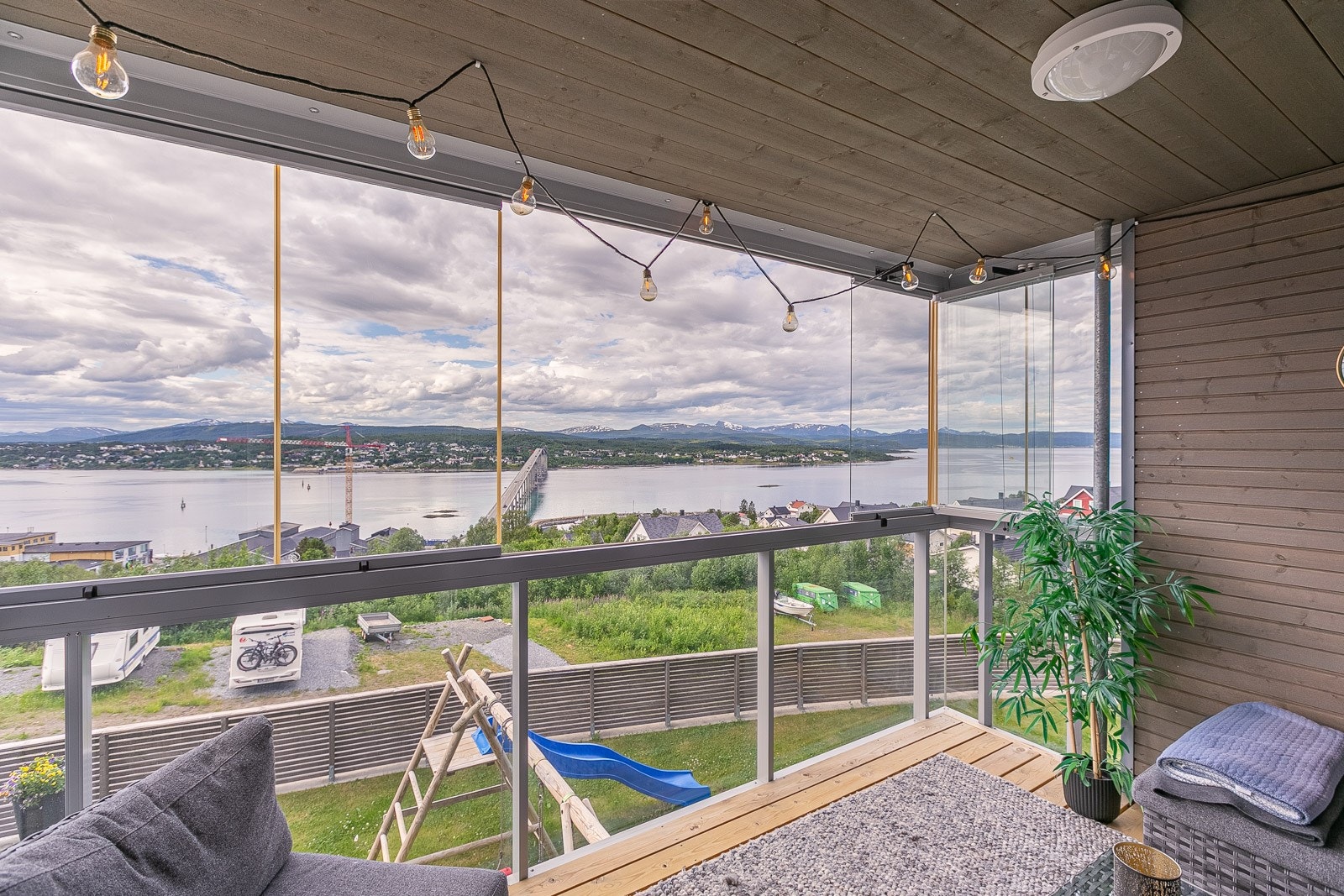 Innglasset balkong, øverste rad kan åpnes. Galleribilde