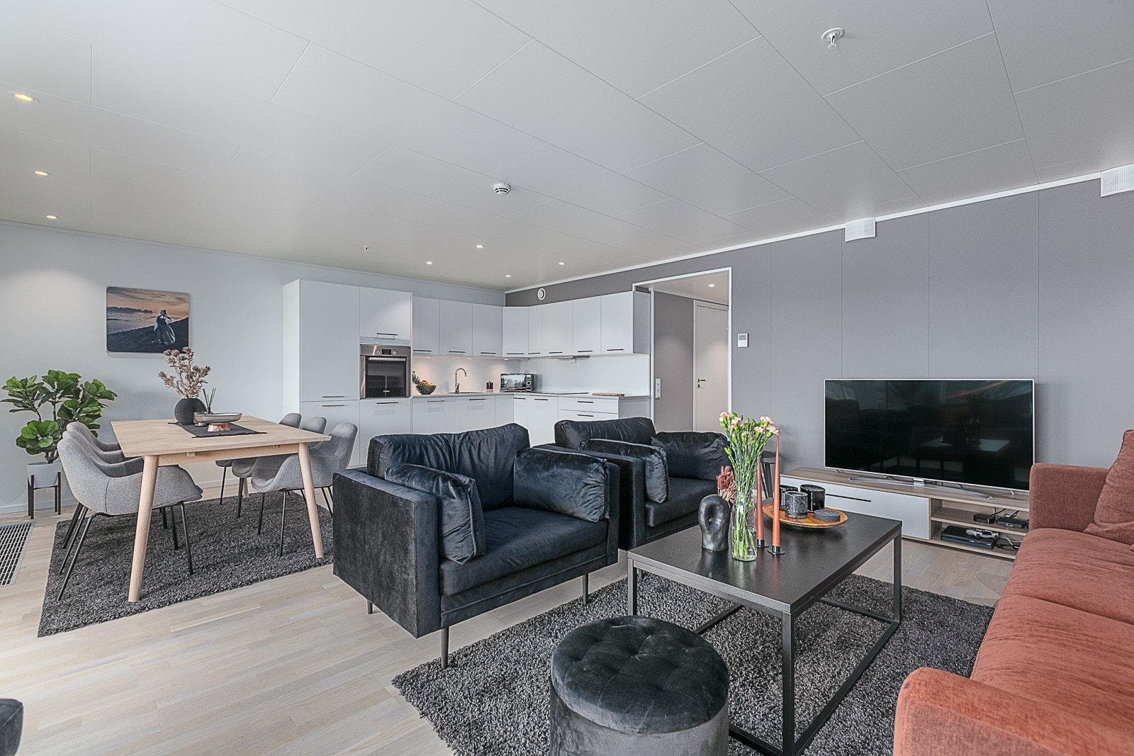 Leiligheten har downlights i taket og balansert ventilasjonsanlegg. Galleribilde