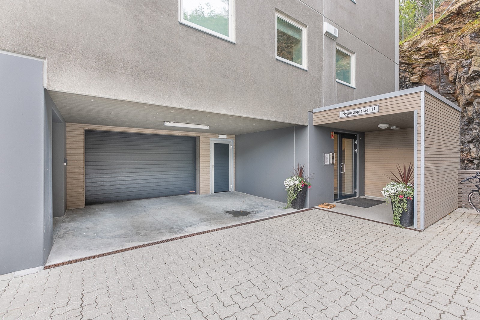 Garasjeport og inngangsparti til bygget. Galleribilde