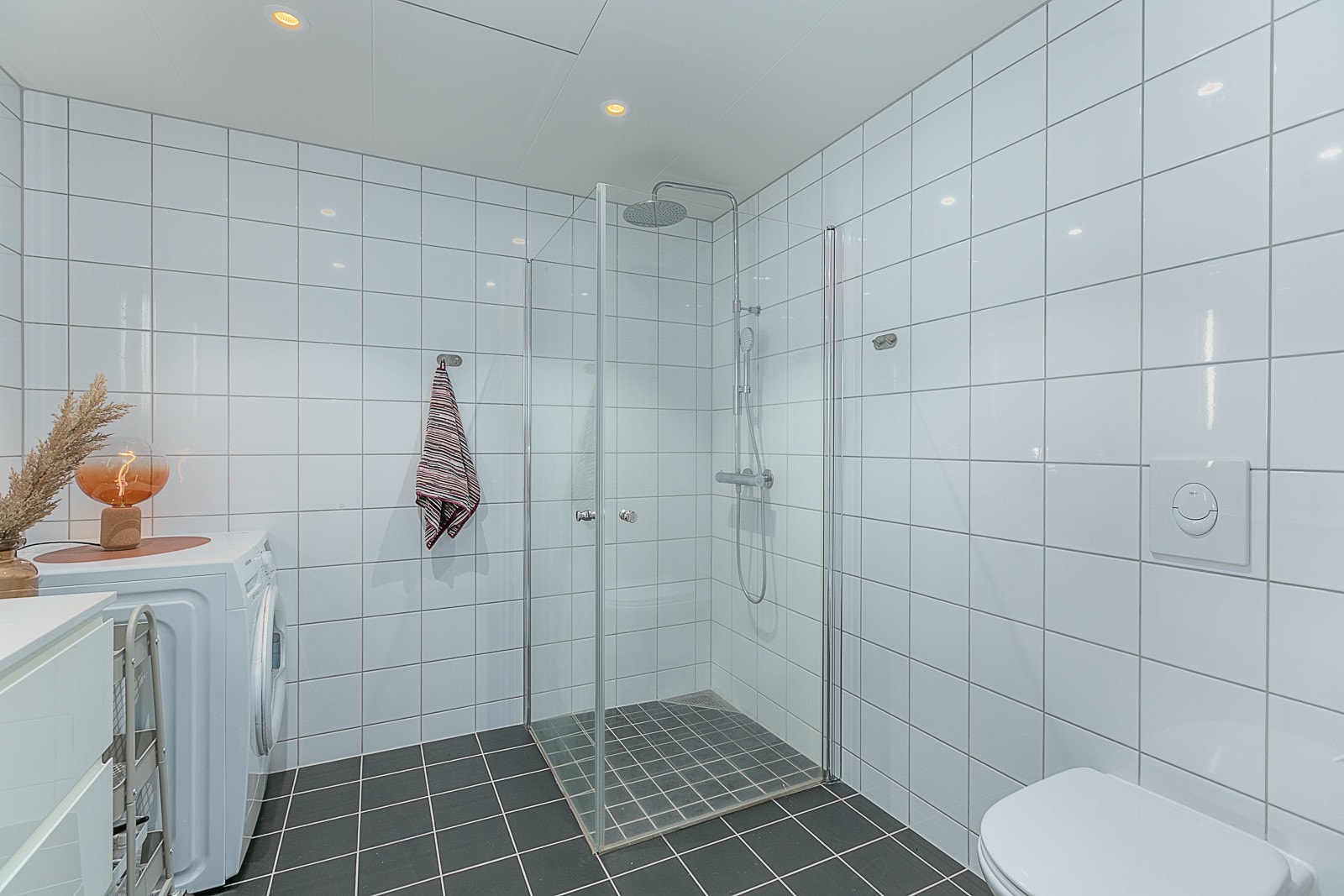 Dusj på gulv og opplegg for vaskemaskin. Galleribilde