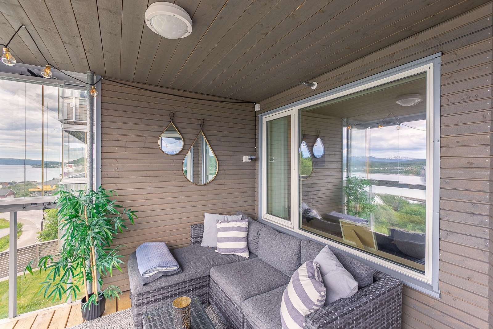 Balkongen fungerer som en forlengelse av stuen på fine dager. Galleribilde