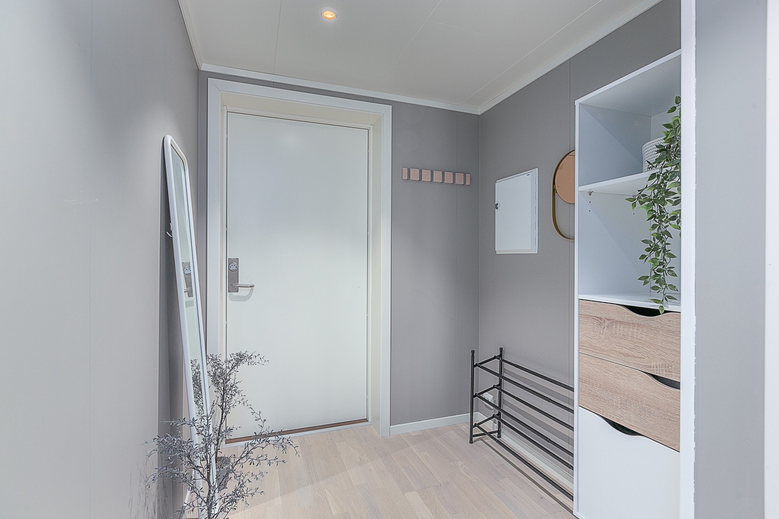 Entrè med plass til å sette fra seg yttertøy. Galleribilde