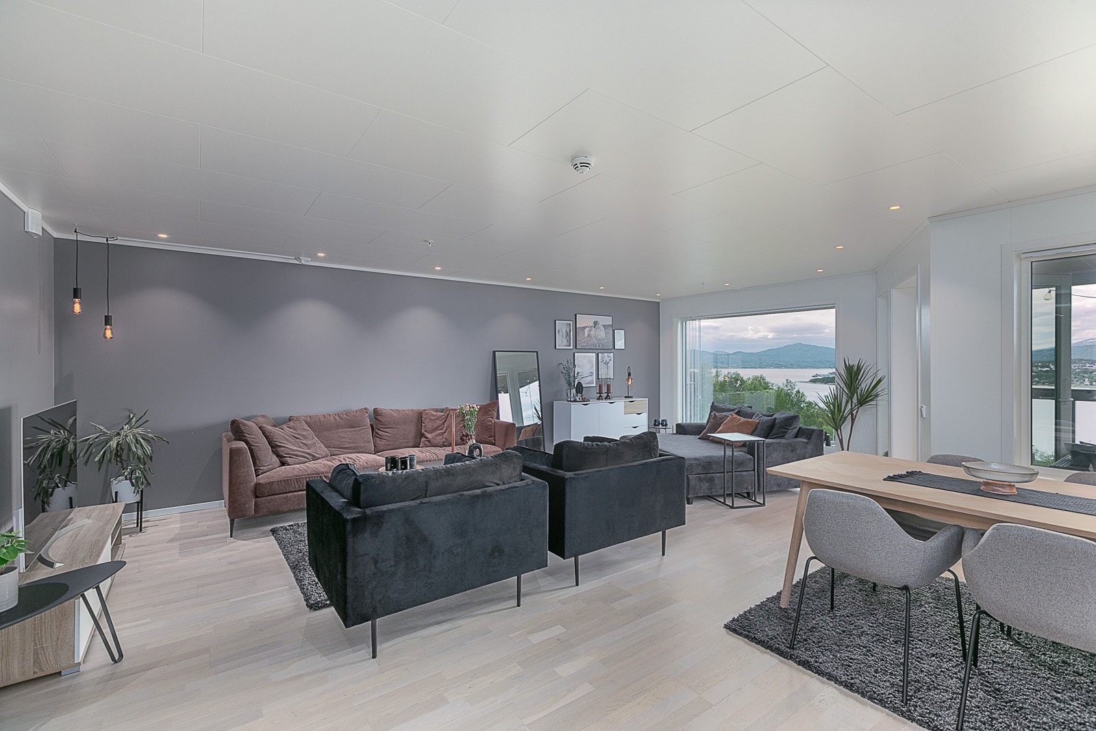 Velholdt og tidsriktig leilighet med fin beliggenhet på Nygårdsplatået. Oppvarmet garasje og heis. Galleribilde