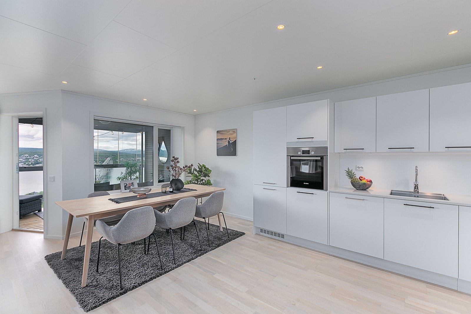 God plass til møblering av spisegruppe i nærheten av kjøkkenet. Galleribilde