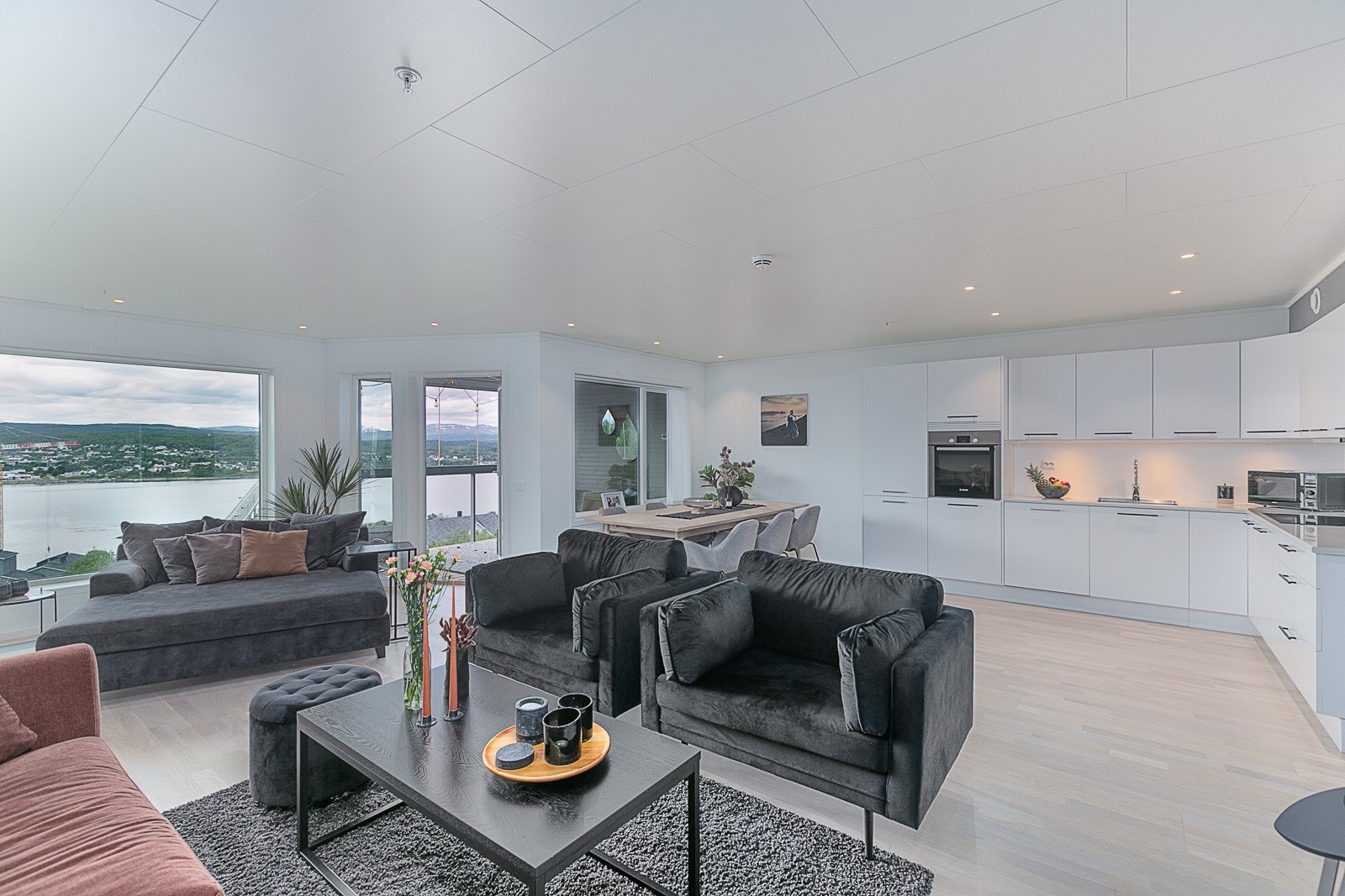 Innbydende leilighet med store vindusflater og utgang til innglasset balkong fra stue. Galleribilde