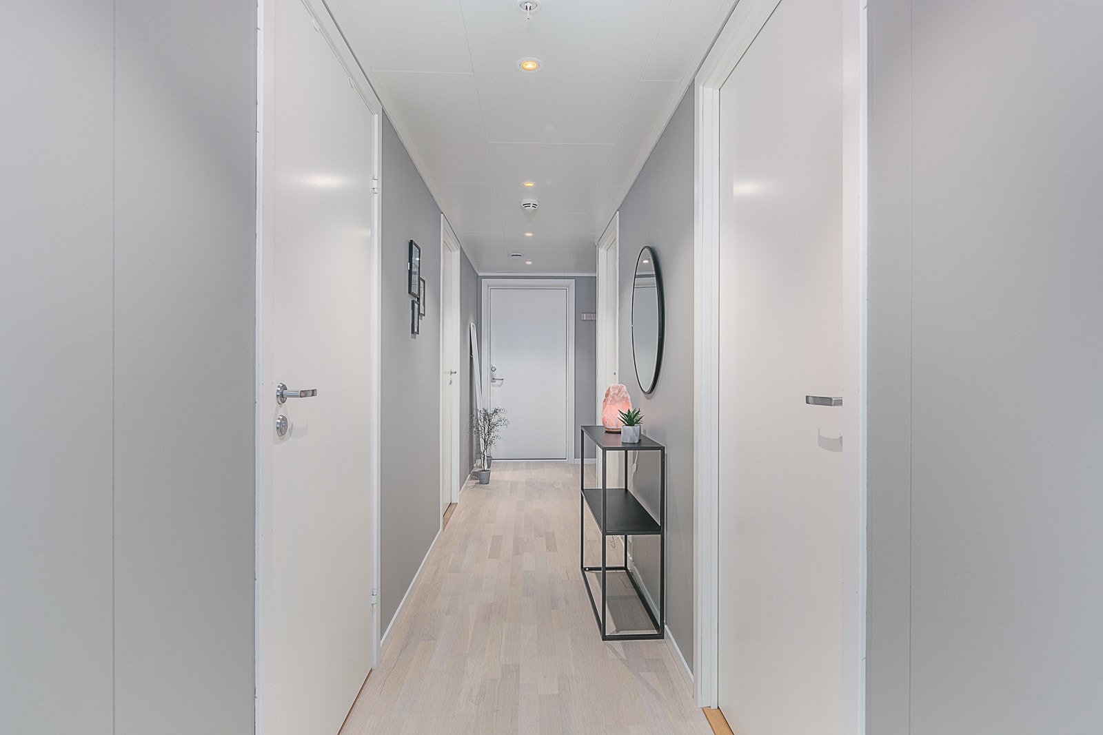 Også gangen er lys. Galleribilde