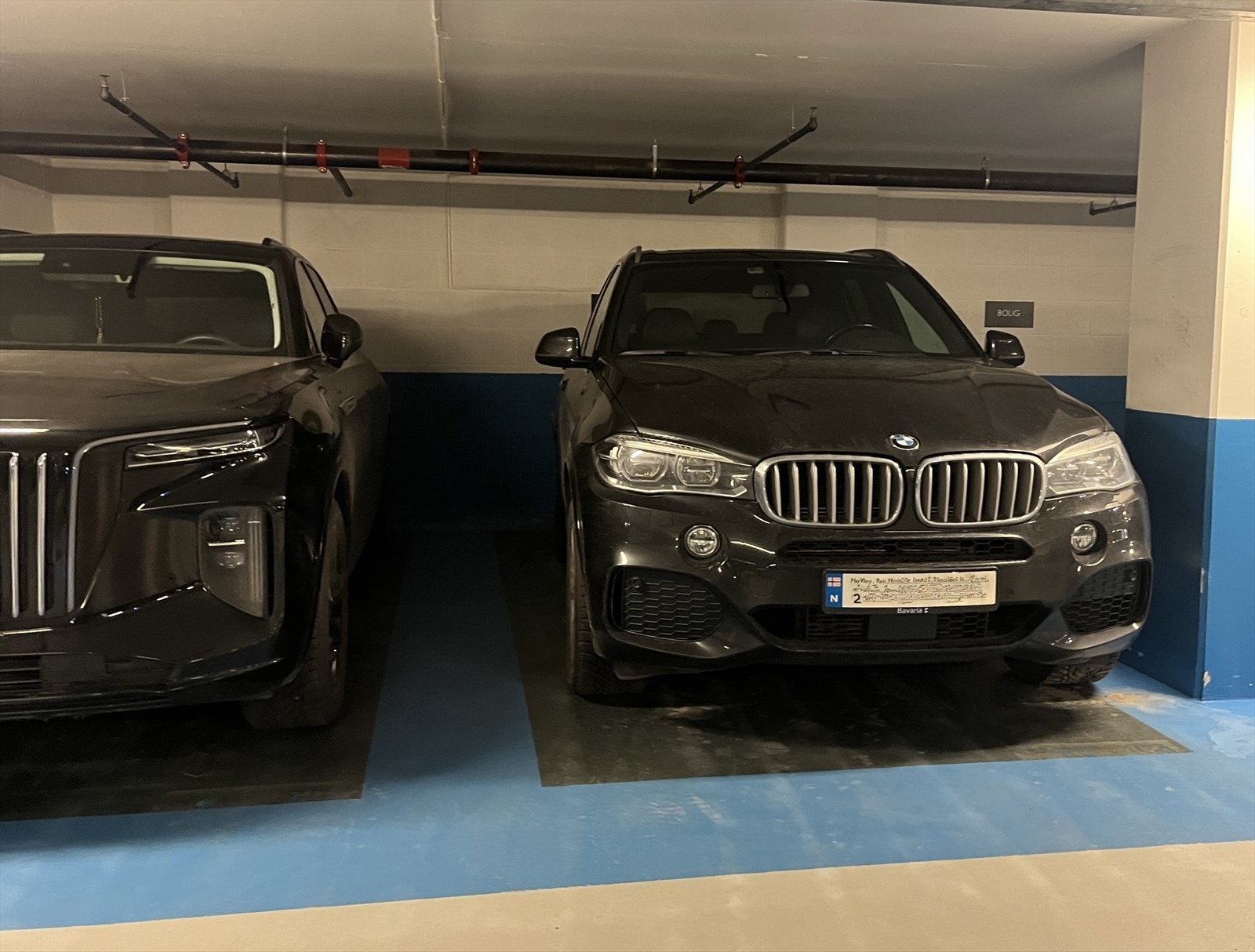 Eieren disponerer en garasjeplass som kan kjøpes, hvis ønskelig. Ny eier av garasjeplassen kan enkelt montere Elbillader. Kontakt megler for mer informasjon Galleribilde