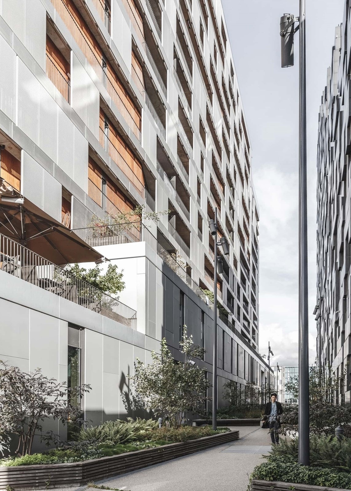 Inngangen ligger godt skjermet til i sidegate. 2 barnehager i nærheten, Strekkoden og Munch Brygge. Beboere har tilgang til barnehagens utearealer utenfor åpningstid. Galleribilde