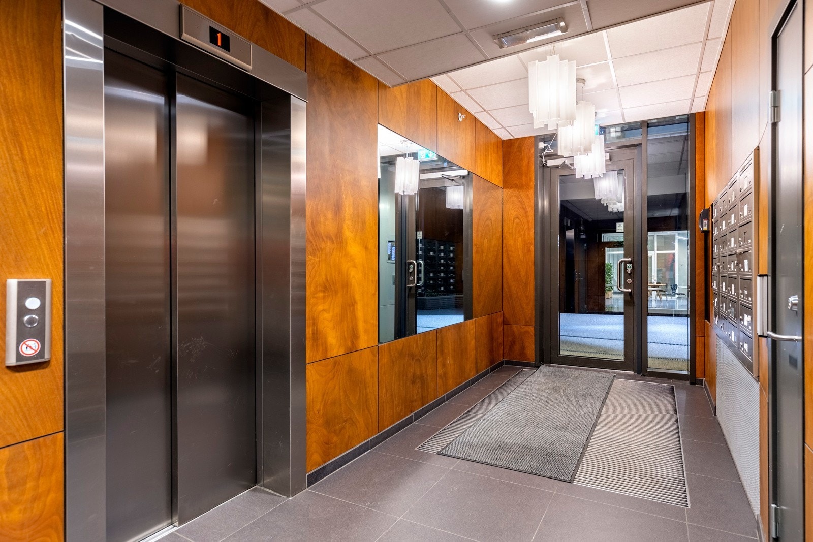 Pent opparbeidet fellesarealer. Leiligheten har enkel tilgang til to låste felles romslige sykkelparkeringsrom i kjeller. Galleribilde