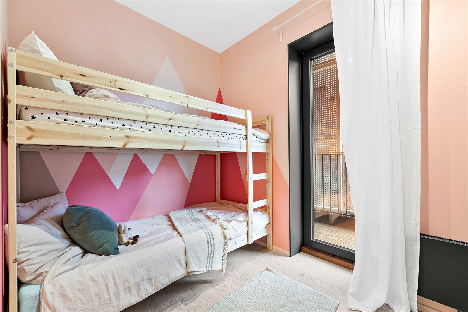 Det andre soverommet passer utmerket som barnerom, gjesterom eller kontor. Vindu/dør ut til balkongen. Galleribilde