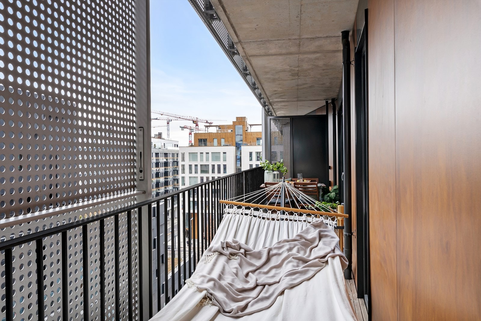 Plass til solseng/hengekøye på den store balkongen. Galleribilde