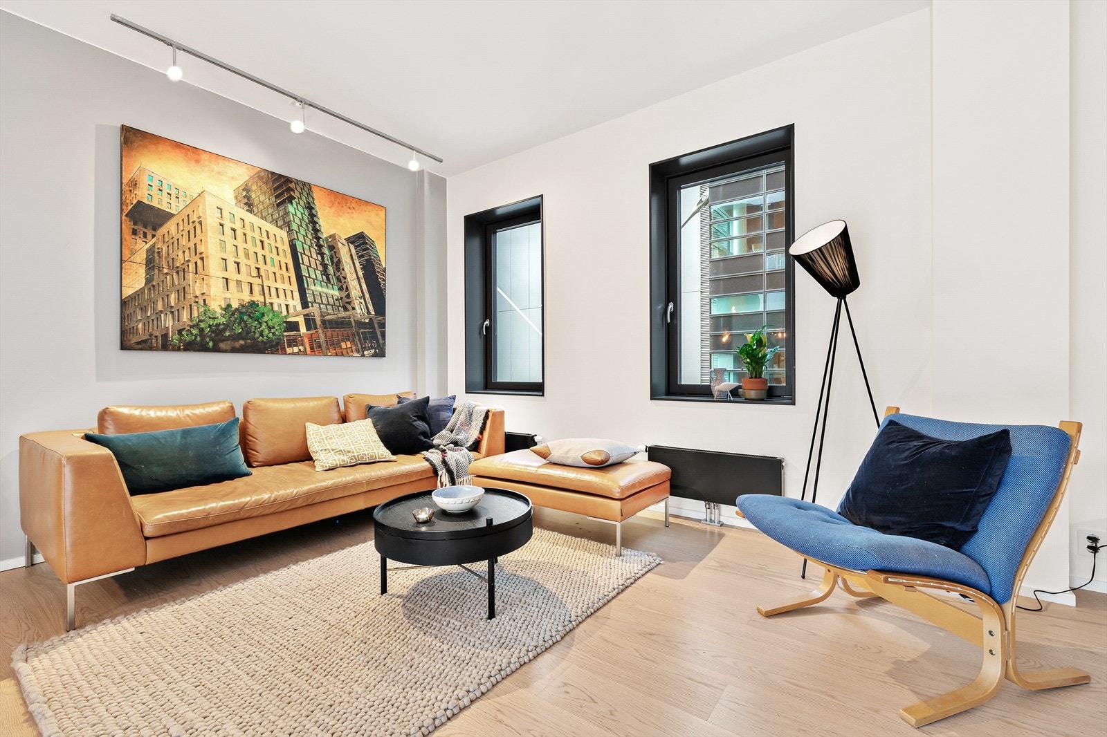 Leiligheten er gjennomgående med rikelig lysinnslipp på begge sider. Galleribilde