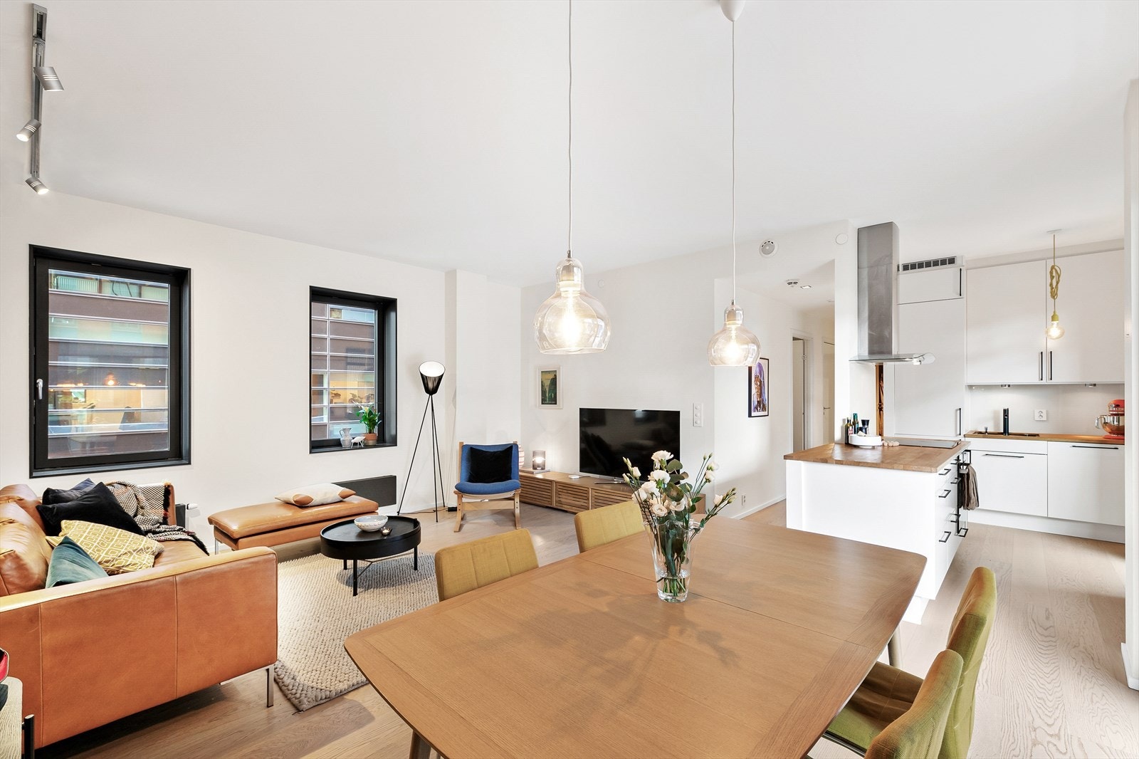 Leiligheten har meget god planløsning. Det er stor stue i åpen løsning med smart soneinndeling. Galleribilde