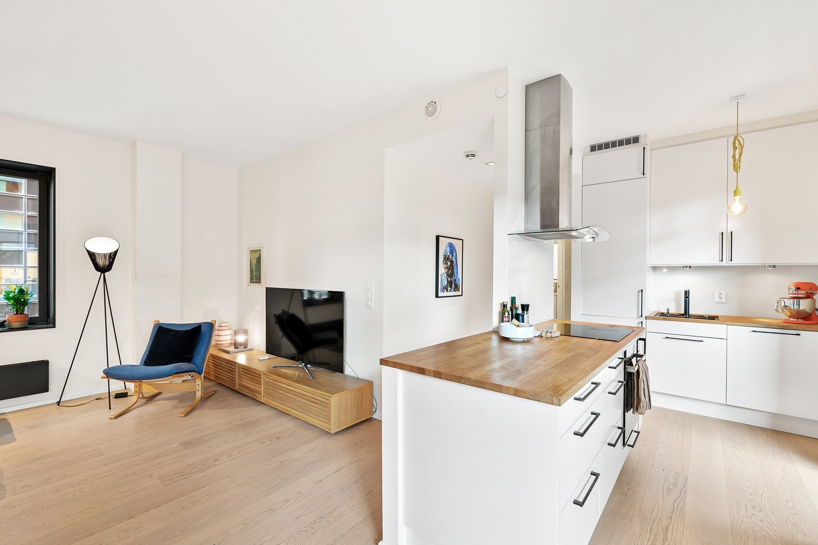 Stilrent HTH-kjøkken fra 2013. Kjøkkenet ble oppgradert med ny benkeplate i heltre eik, vask med blandebatteri, glassplater og håndtak i 2020. Galleribilde