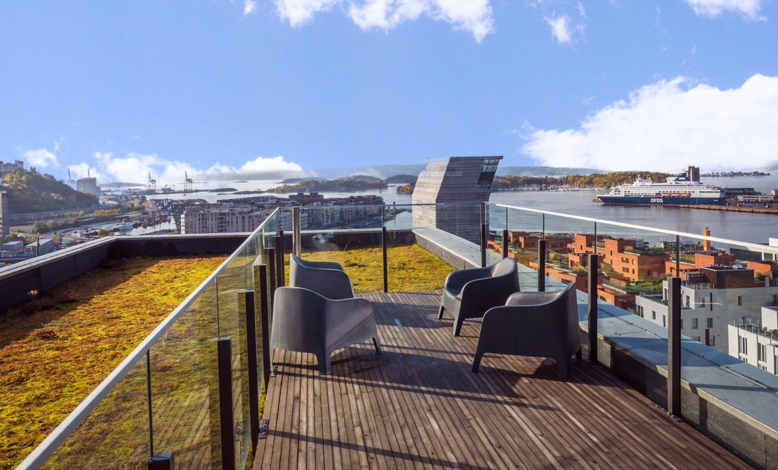 Felles takterrasse med utsikt over fjord og by. Galleribilde